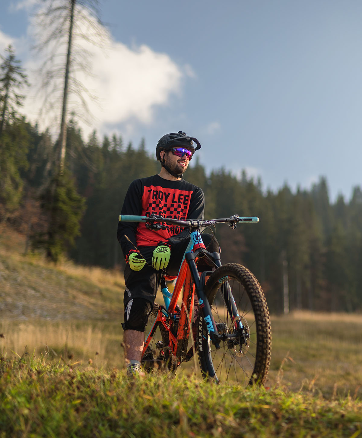 Alege sa te dai cu echipa Bikexplore pe potecile de mountain bike din jurul Brasovului