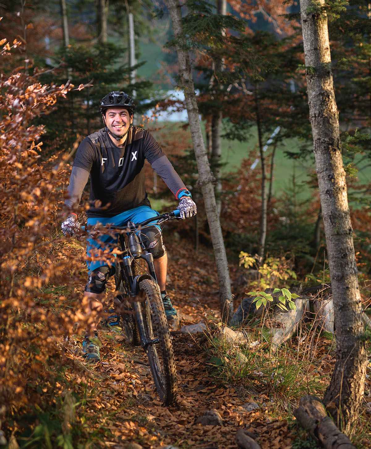 Alege sa te dai cu echipa Bikexplore pe potecile de mountain bike din jurul Brasovului