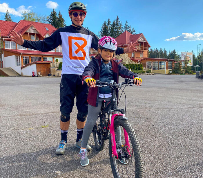 La Școala de Mountain Bike Bikexplore, îl poți înscrie pe micuțul tău pentru lecții de ciclism montan. Cursurile noastre se adresează pentru copii de toate vârstele și abilitățile, de la începători la experți.